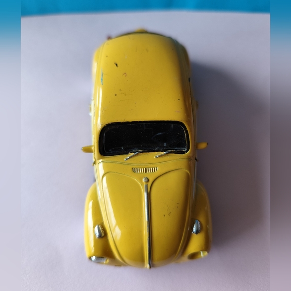 1997 St. Hubert Chicken Restaurant CANADA Volkswagen Yellow Beetle Metal 1:34 - Picture 3 of 8
